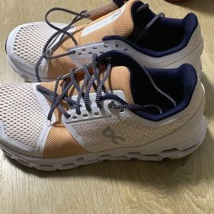 On cloud Cloudstratus color white almond